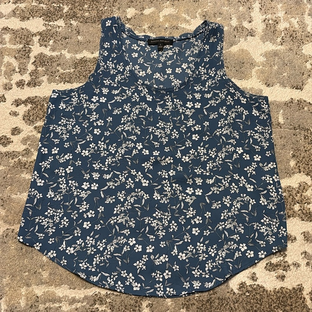 Women’s Banana Republic floral print sleeveless blouse